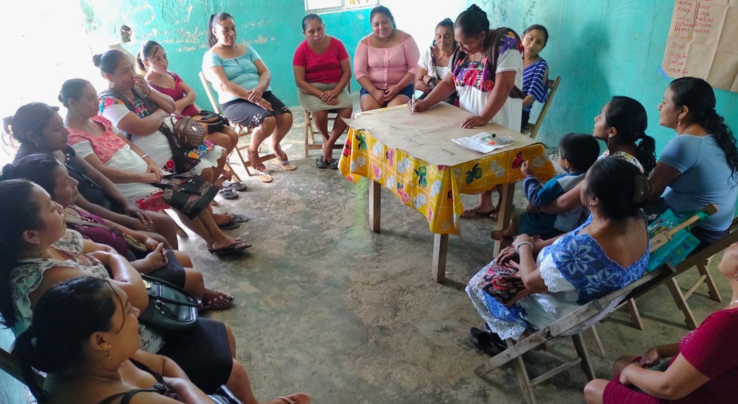 Mujeres ahorradoras participando en comercio y consumo agroalimentario solidario