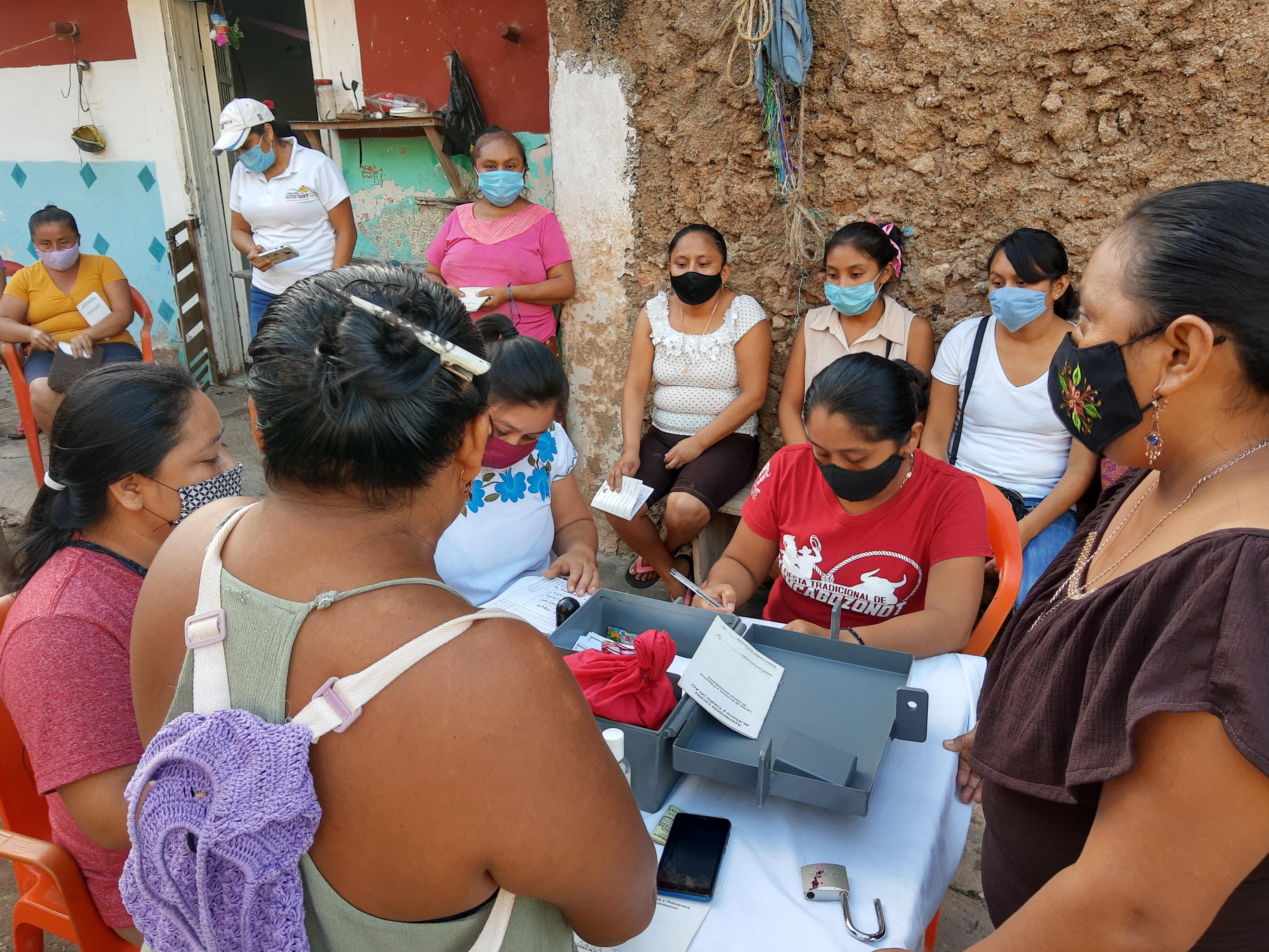 Primer simposio de resultados y aprendizajes del programa de graduación con mujeres indígenas en pobreza extrema en Yucatán y Chiapas.